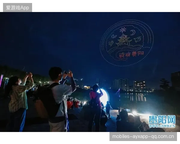 夜色夺人眼球，荧光桨板赛事点亮夜空新体验