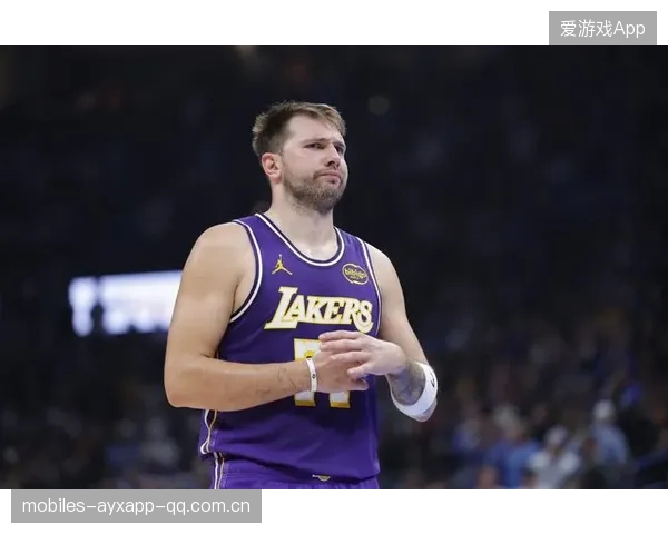 NBA赛场上的“双枪大师”：东契奇与里夫斯如何共舞？
